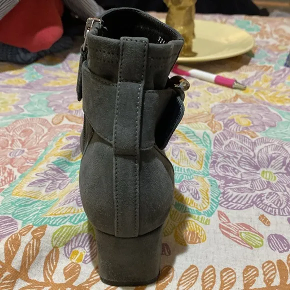 These charcoal grey Aquatalia suede boots are in EUC. Zipper w/silver hardware.