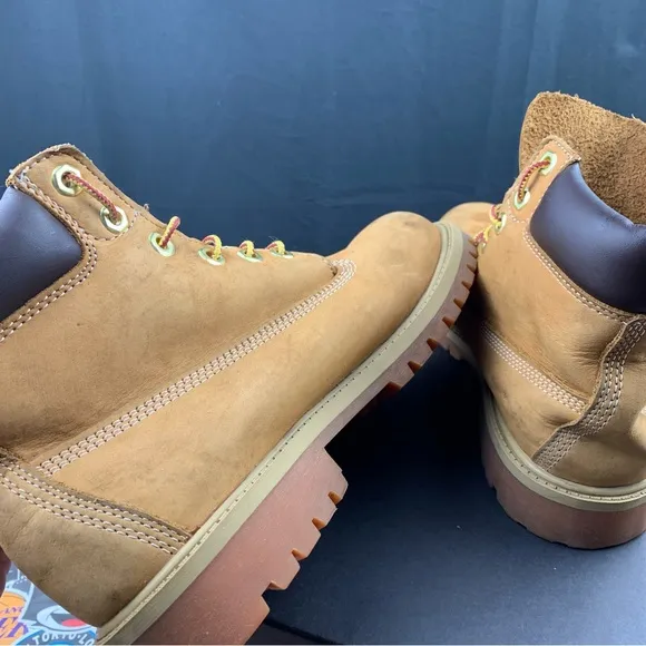 Timberland Classic 6 Inch Wheat Boots Size 6.5Y / 8 Women's