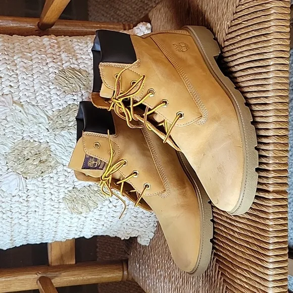 Timberland classic 6&quot; boots, size 7