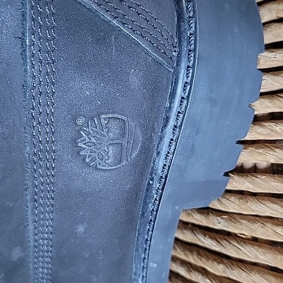 Timberland classic 6in hiking boots, black, size 2 youth boys