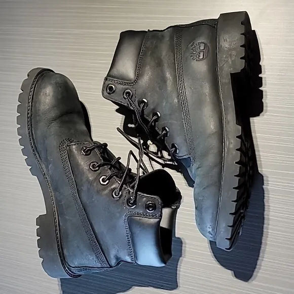 Timberland Classic Black Boots (Big Boys) 4.5 Great Condition.  (6.5 in Women's)