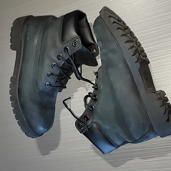 Timberland Classic Black Boots (Big Boys) 4.5 Great Condition.  (6.5 in Women's)