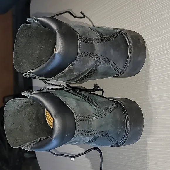 Timberland Classic Black Boots (Big Boys) 4.5 Great Condition.  (6.5 in Women's)