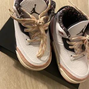 Toddler girl Jordan 3 retro vintage floral sneakers. Size 6c