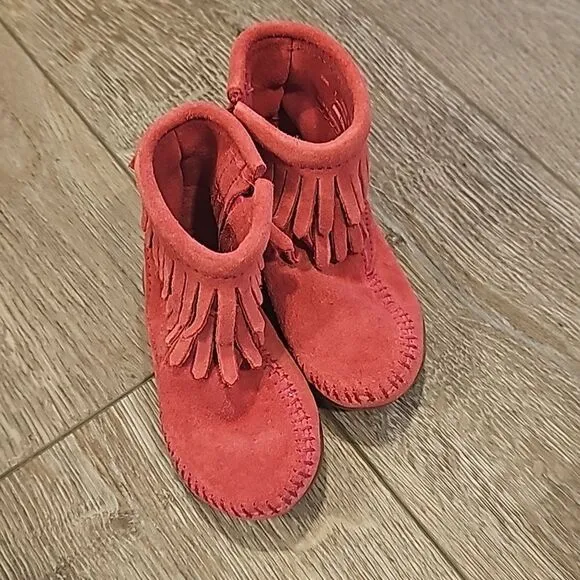 Toddler pink Minnetonka boots. Brand new. Never worn