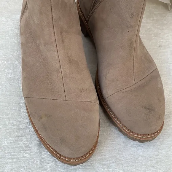 Toms Cleo Tan Suede Lug Soles Pull On Ankle Boots
