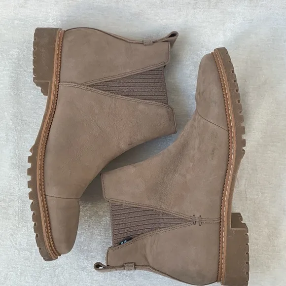 Toms Cleo Tan Suede Lug Soles Pull On Ankle Boots