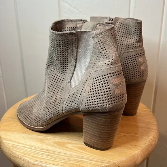 TOMS SUEDE LEATHER CHELSEA BOOTS