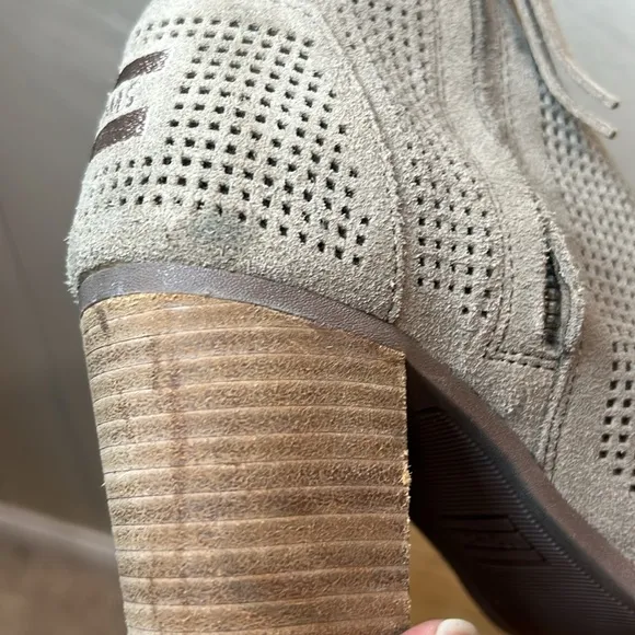TOMS SUEDE LEATHER CHELSEA BOOTS