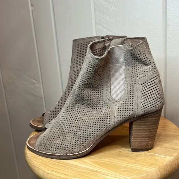 TOMS SUEDE LEATHER CHELSEA BOOTS