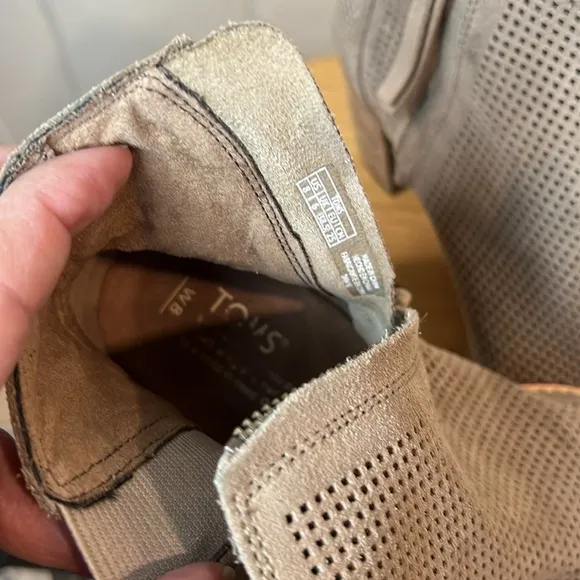 TOMS SUEDE LEATHER CHELSEA BOOTS