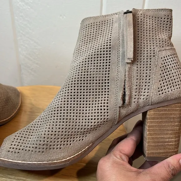 TOMS SUEDE LEATHER CHELSEA BOOTS