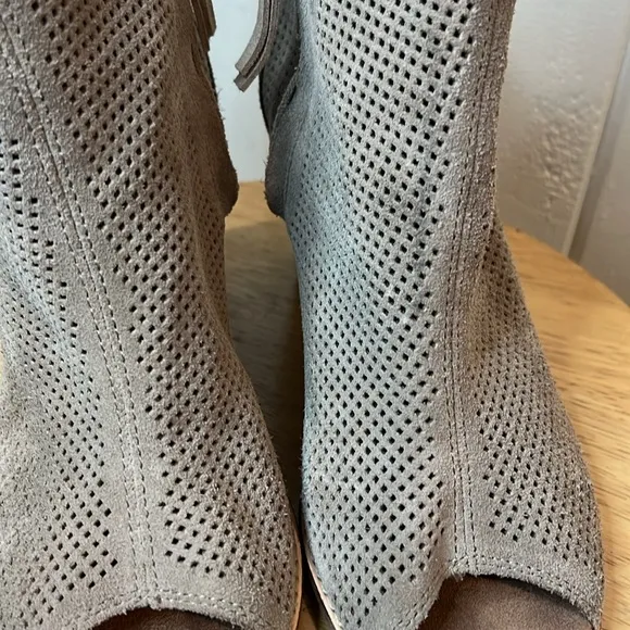 TOMS SUEDE LEATHER CHELSEA BOOTS