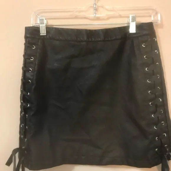 TOPSHOP LEATHER SKIRT LIKE NEW BLACK RIBBON TIE DESIGN ON BOTH SIDE