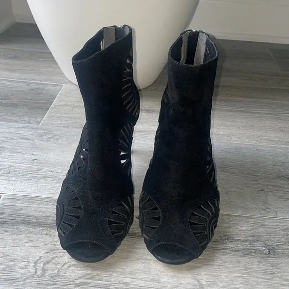 TORY BURCH Leyla Laser-Cut Suede Ankle Boots size 9