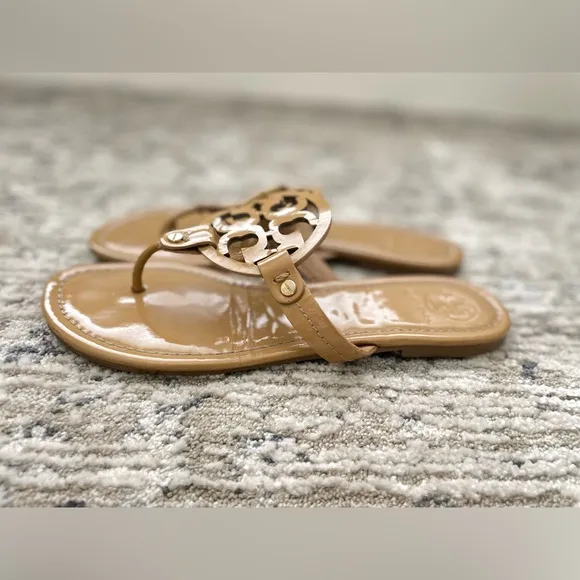 TORY BURCH Miller Patent Leather Sandals Size 9 Tan Beige Classic Designer Logo