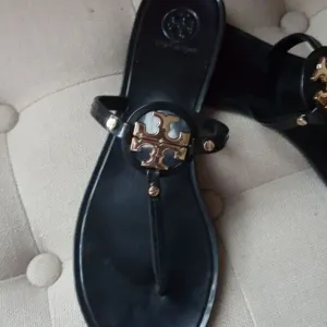 TORY BURCH MINI FLAT THONG SANDALS BLACK &amp; GOLD 8