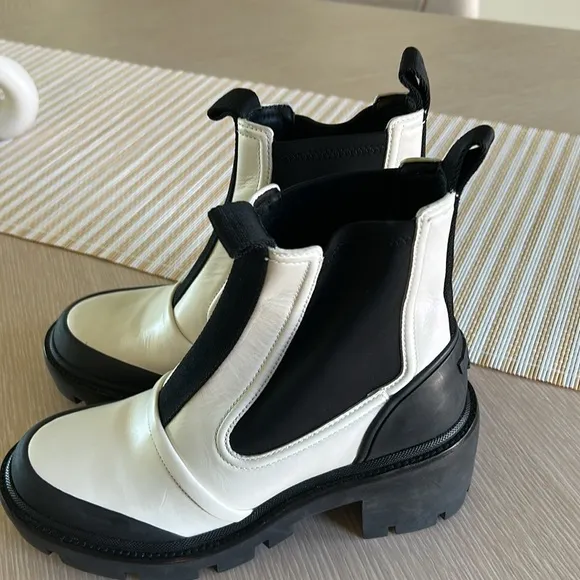 Tory Burch Women's Lug-Sole Chelsea Boots Ivory &amp; Black, size 8, NWOT Sample