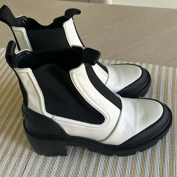 Tory Burch Women's Lug-Sole Chelsea Boots Ivory &amp; Black, size 8, NWOT Sample