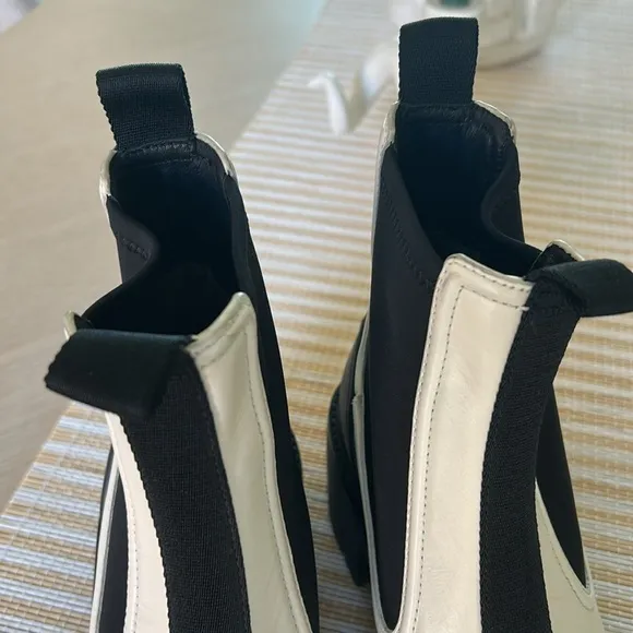 Tory Burch Women's Lug-Sole Chelsea Boots Ivory &amp; Black, size 8, NWOT Sample