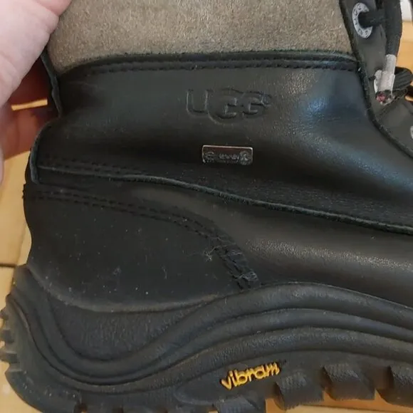 Ugg Adirondack II sheepwool inside leather and suede boots size 6.5