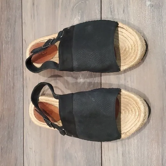 Ugg &quot;Like New &quot; Isadora Espadrille flat sandals sz 7