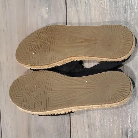 Ugg &quot;Like New &quot; Isadora Espadrille flat sandals sz 7