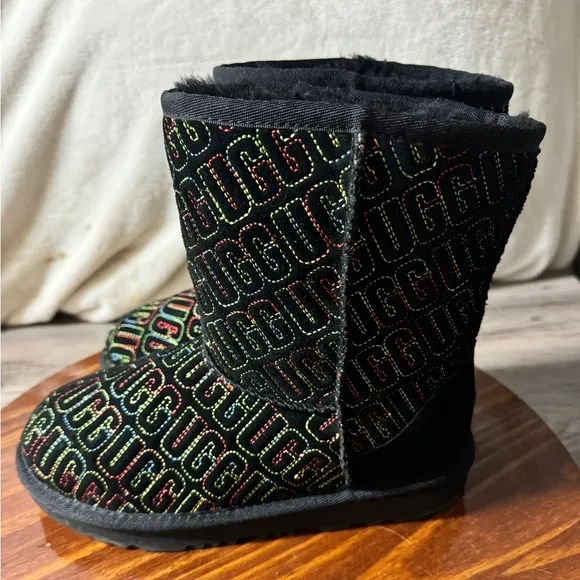 UGG Australia Classic II Graphic Kids Youth Girls Boots 1112383K Black Size 3