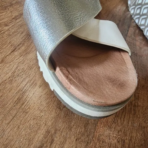 UGG Australia Kari Flat White Silver Metallic Sandals US Womens Size 6.5