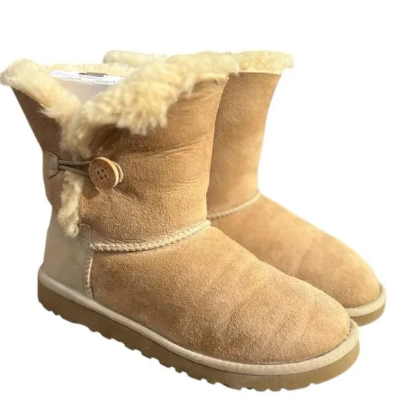 UGG  Bailey Button Classic Short Tan Boots - 5Y