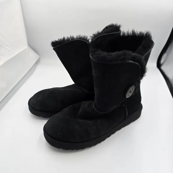 UGG Bailey Button II Boots Black Suede Sheepskin Winter Boots US 9