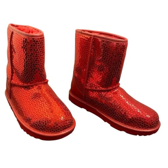 UGG Big Girl/Women’s Classic ll Gel Heart Boots Metallic Hearts Size 5