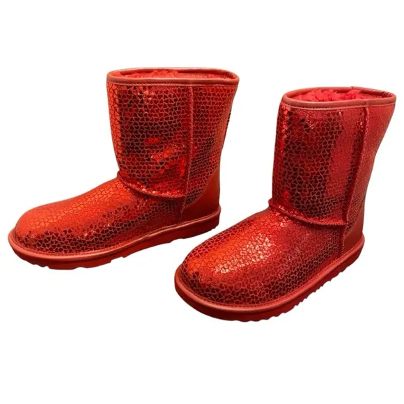 UGG Big Girl/Women’s Classic ll Gel Heart Boots Metallic Hearts Size 5