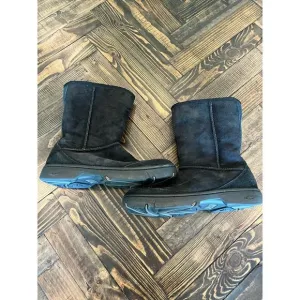 UGG Black Leather Fur Slip On Boots Women W8 Rubber Sole Mobwife Comfy Fuzzy