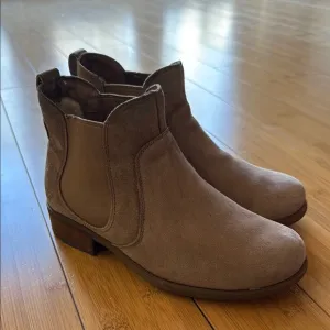 Ugg Boots Women's Bonham Chelsea lined Pull On Suede Leather Short Bootie