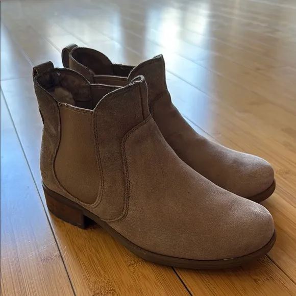 Ugg Boots Women's Bonham Chelsea lined Pull On Suede Leather Short Bootie