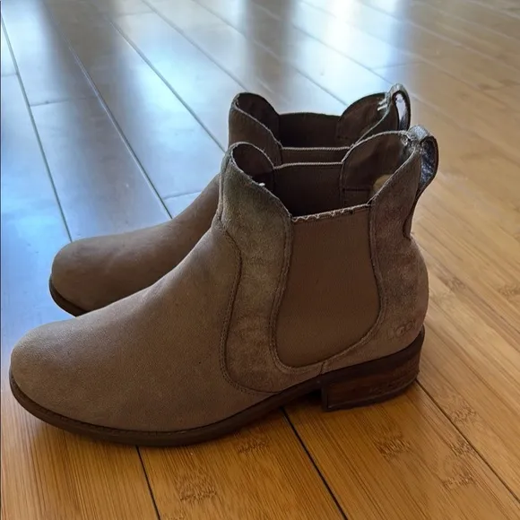 Ugg Boots Women's Bonham Chelsea lined Pull On Suede Leather Short Bootie