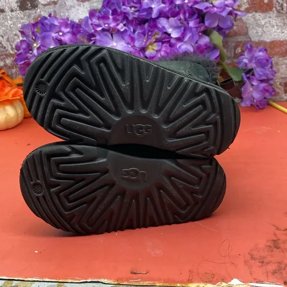 Ugg bootsCozy Black Suede Boots SZ 10T