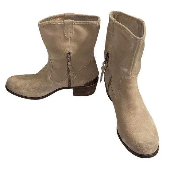 UGG Briar suede leather boots. Color is Sugar alone tan. Size 10 GUC
