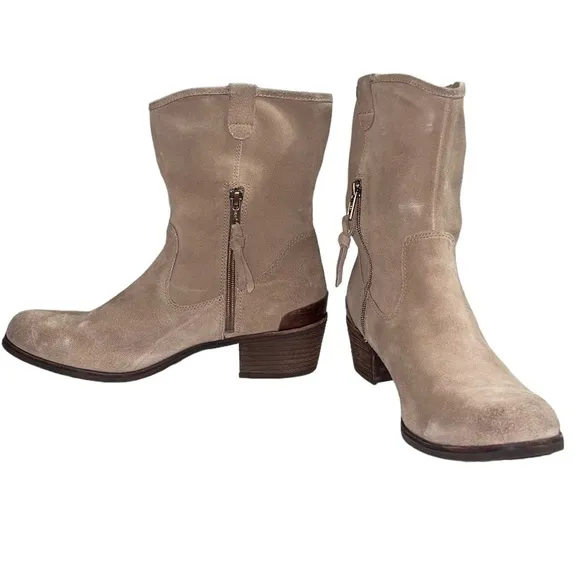 UGG Briar suede leather boots. Color is Sugar alone tan. Size 10 GUC