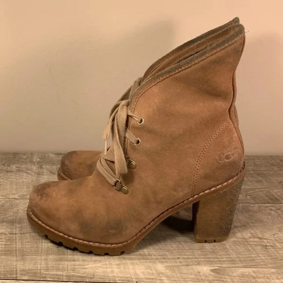 UGG Calynda Fawn Suede Womens Boots 10