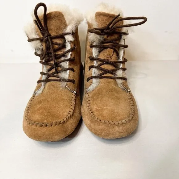 UGG Chickaree Boots Chestnut Brown Suede Lined Womens Short Moccassin Size US 6