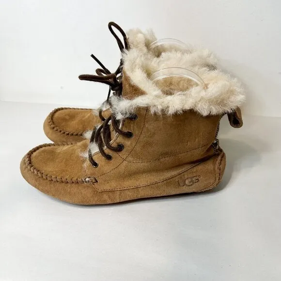 UGG Chickaree Boots Chestnut Brown Suede Lined Womens Short Moccassin Size US 6