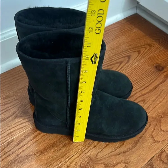 UGG Classic Boots Size 10 like new