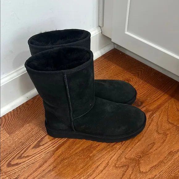 UGG Classic Boots Size 10 like new