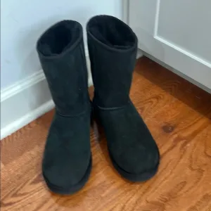UGG Classic Boots Size 10 like new