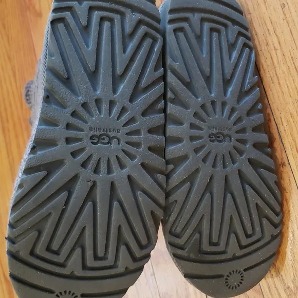 Ugg Classic Cardy Boots Size 2 🐺