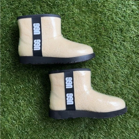 UGG classic clear mini Boots, kids sz 2