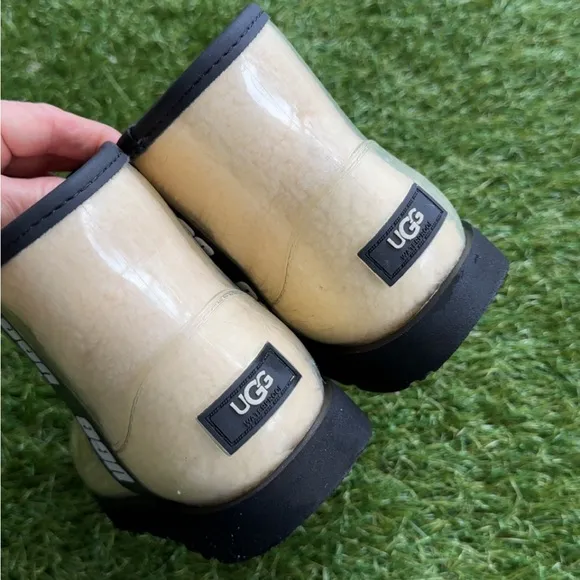 UGG classic clear mini Boots, kids sz 2