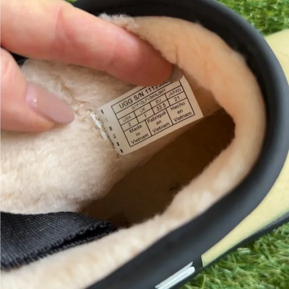 UGG classic clear mini Boots, kids sz 2